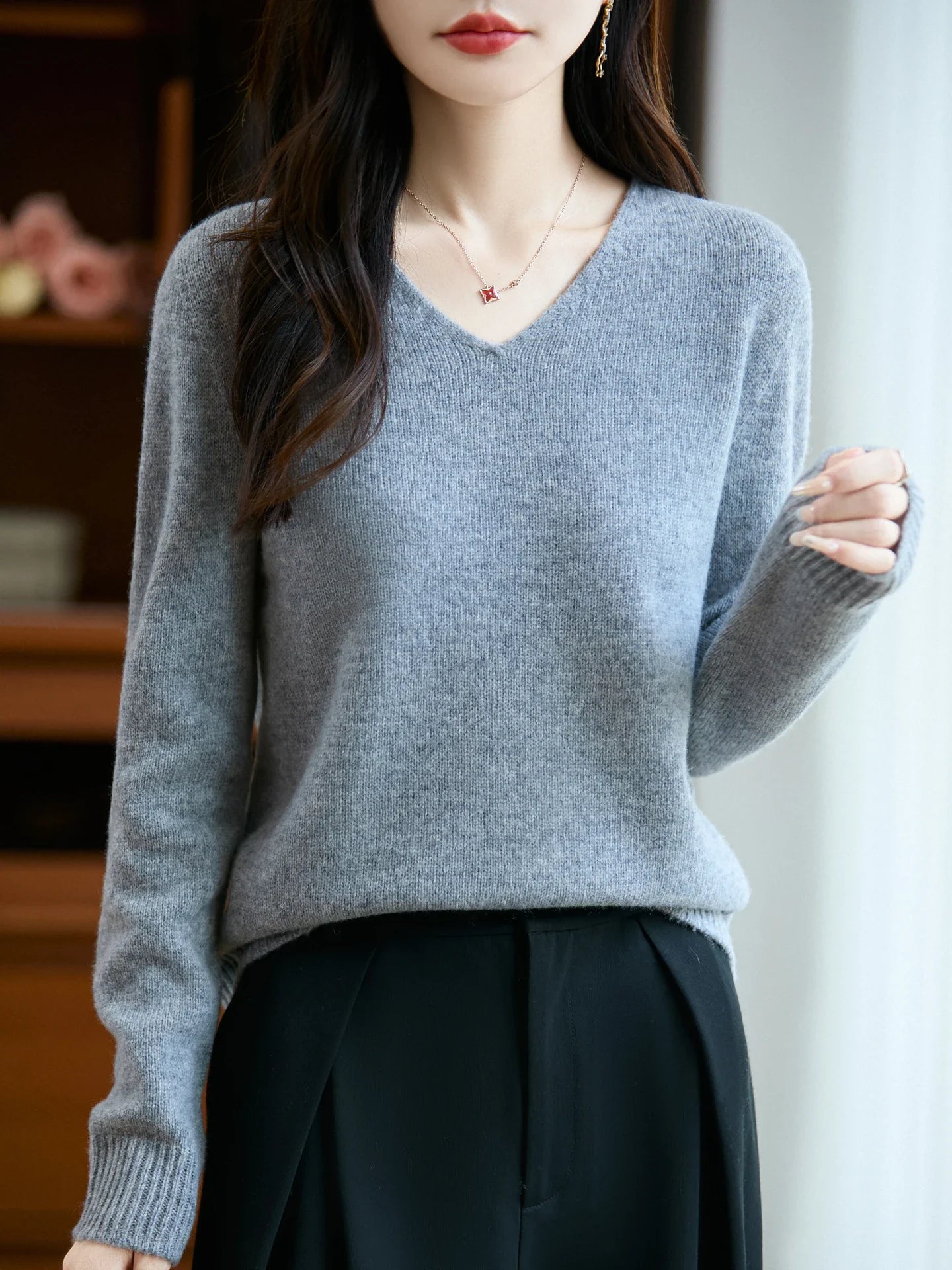Lucie | Fine V-neck sweater in cashmere blend