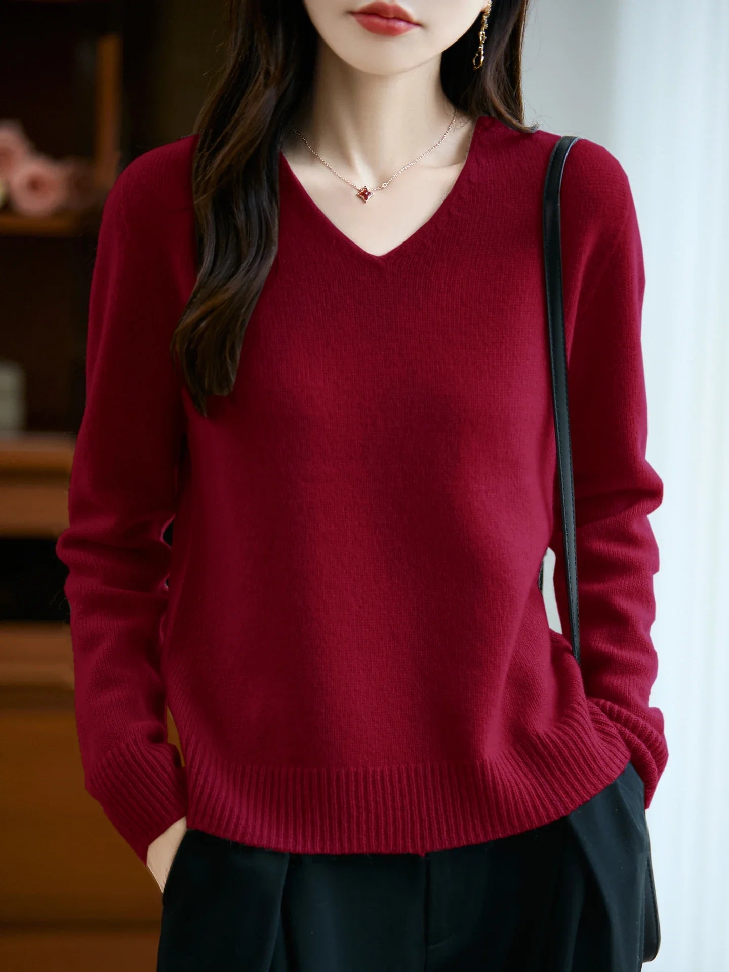 Lucie | Fine V-neck sweater in cashmere blend