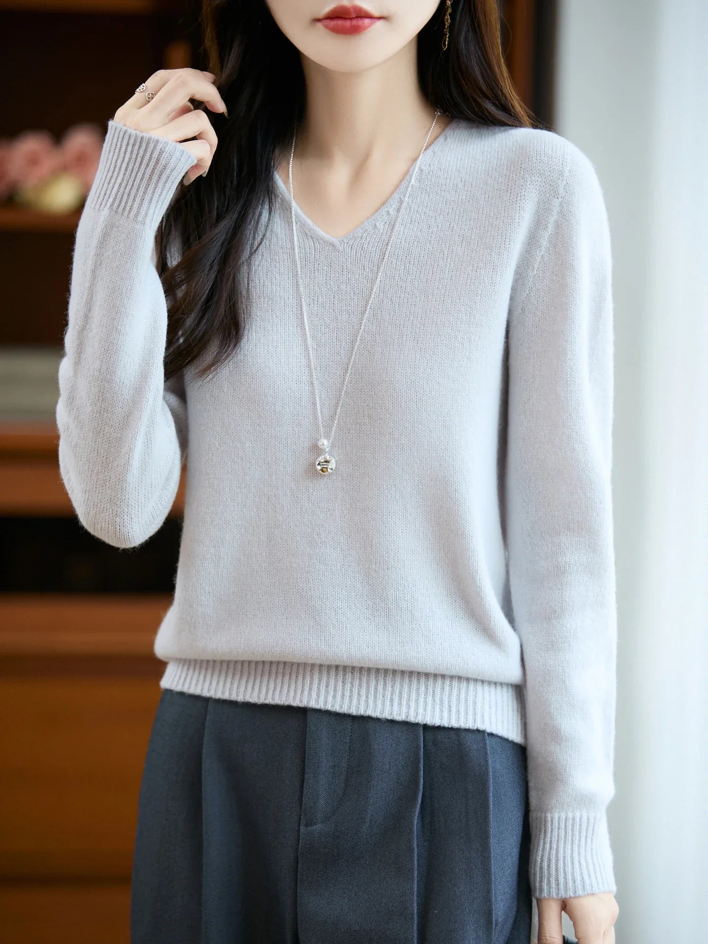 Lucie | Fine V-neck sweater in cashmere blend