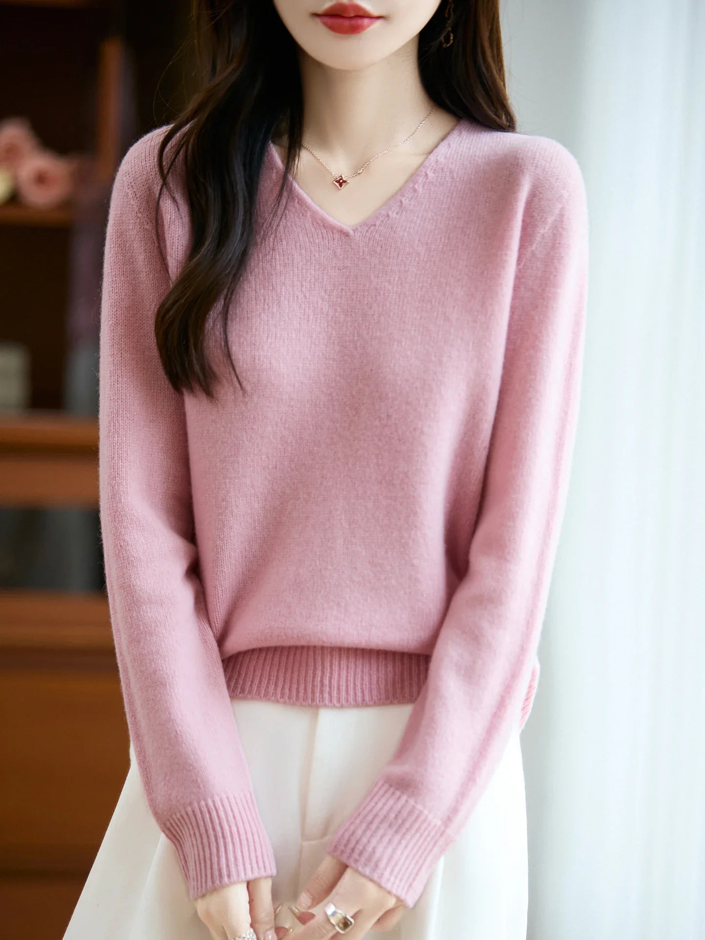 Lucie | Fine V-neck sweater in cashmere blend
