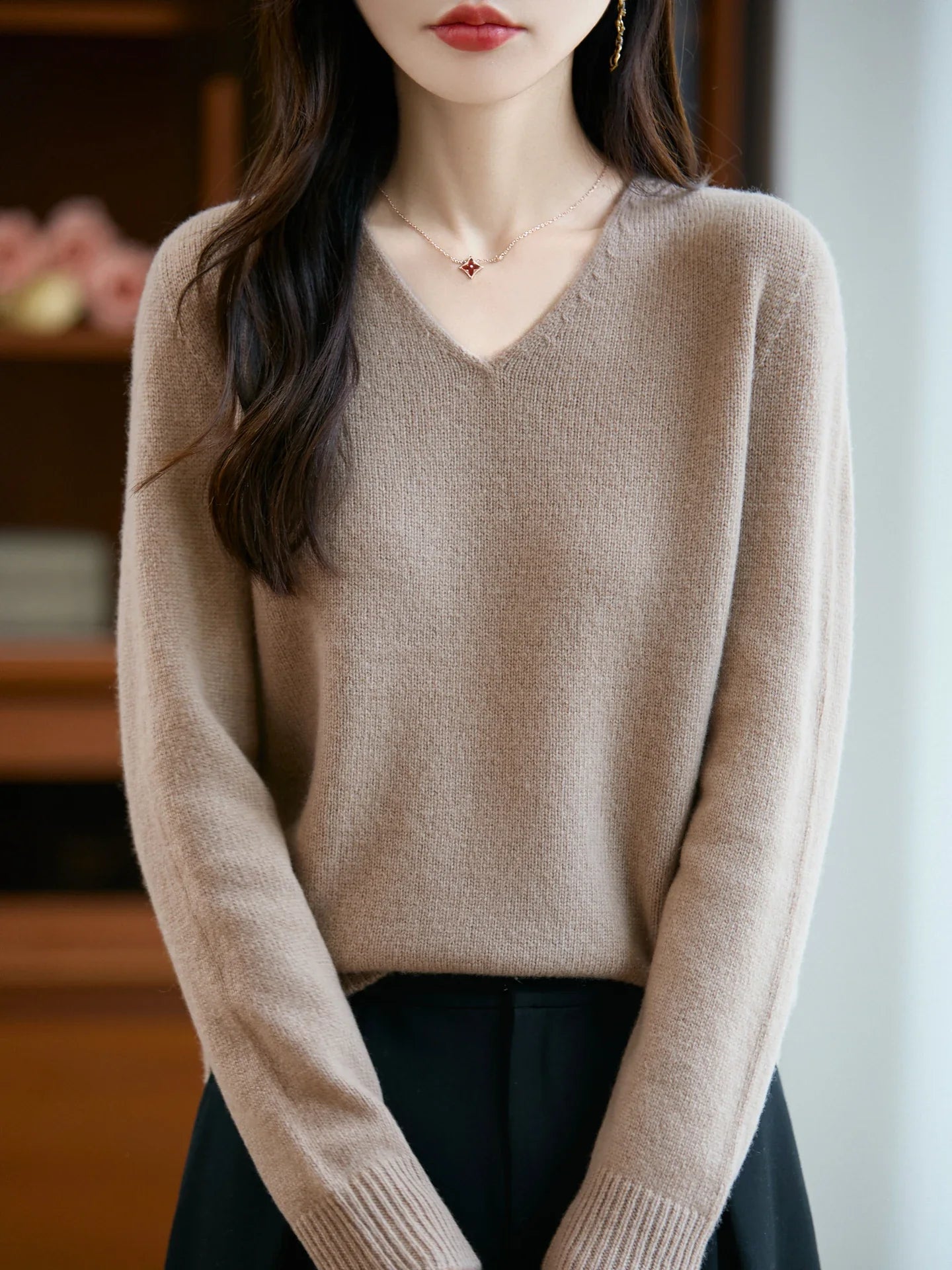 Lucie | Fine V-neck sweater in cashmere blend