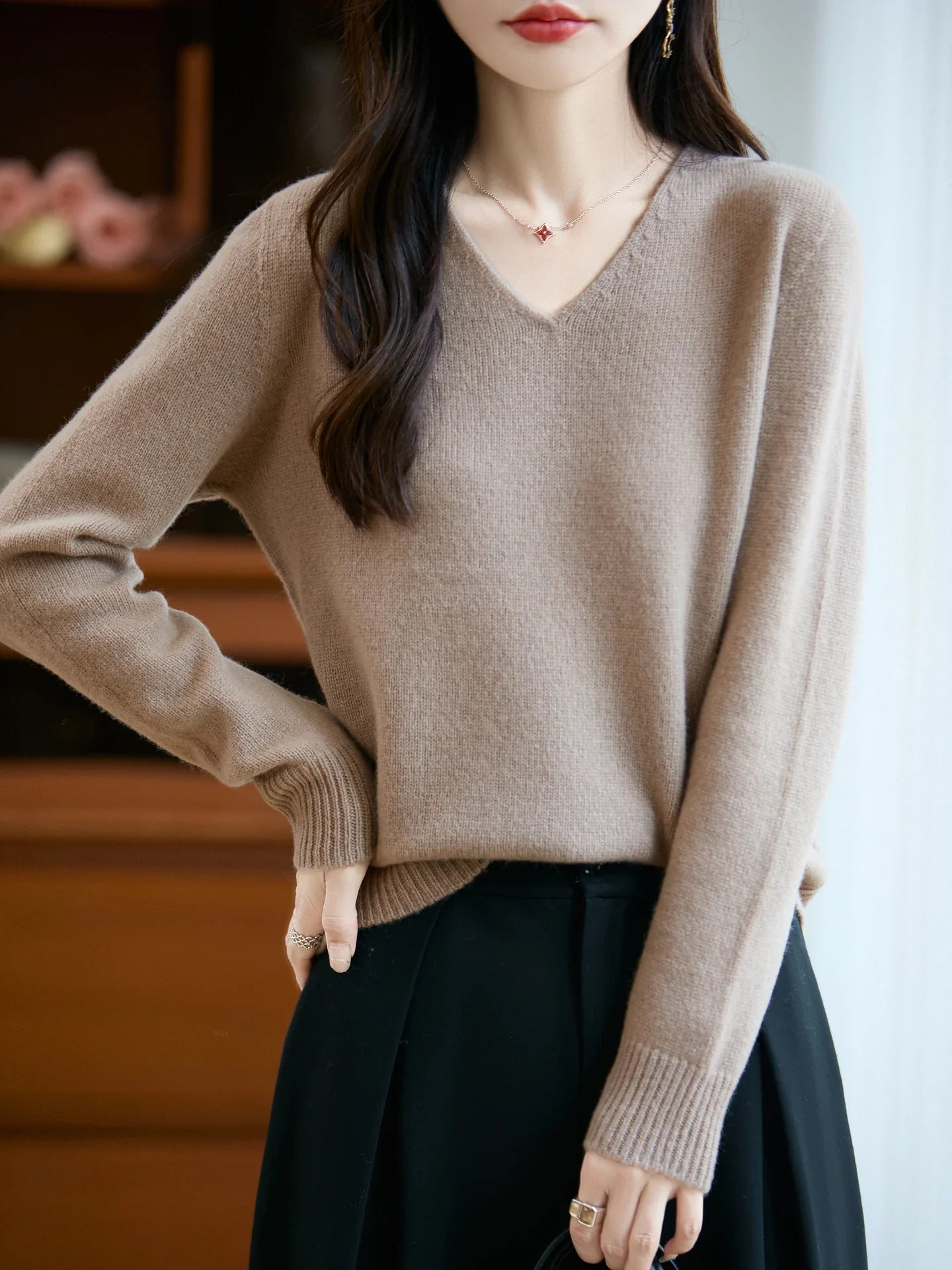 Lucie | Fine V-neck sweater in cashmere blend