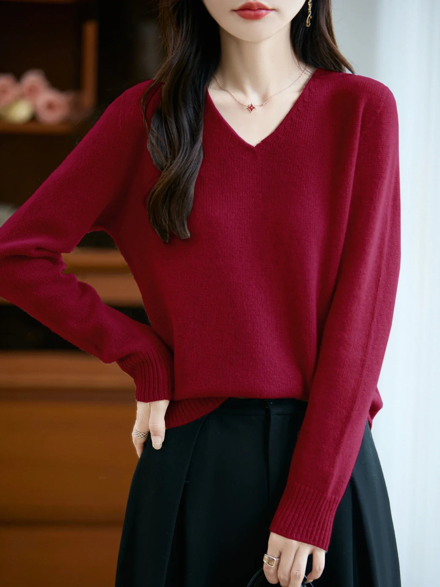 Lucie | Fine V-neck sweater in cashmere blend