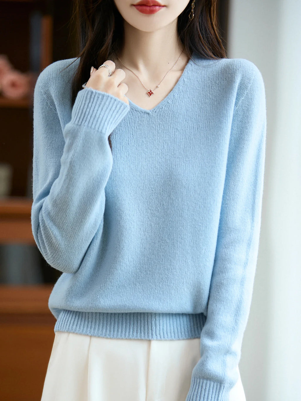 Lucie | Fine V-neck sweater in cashmere blend