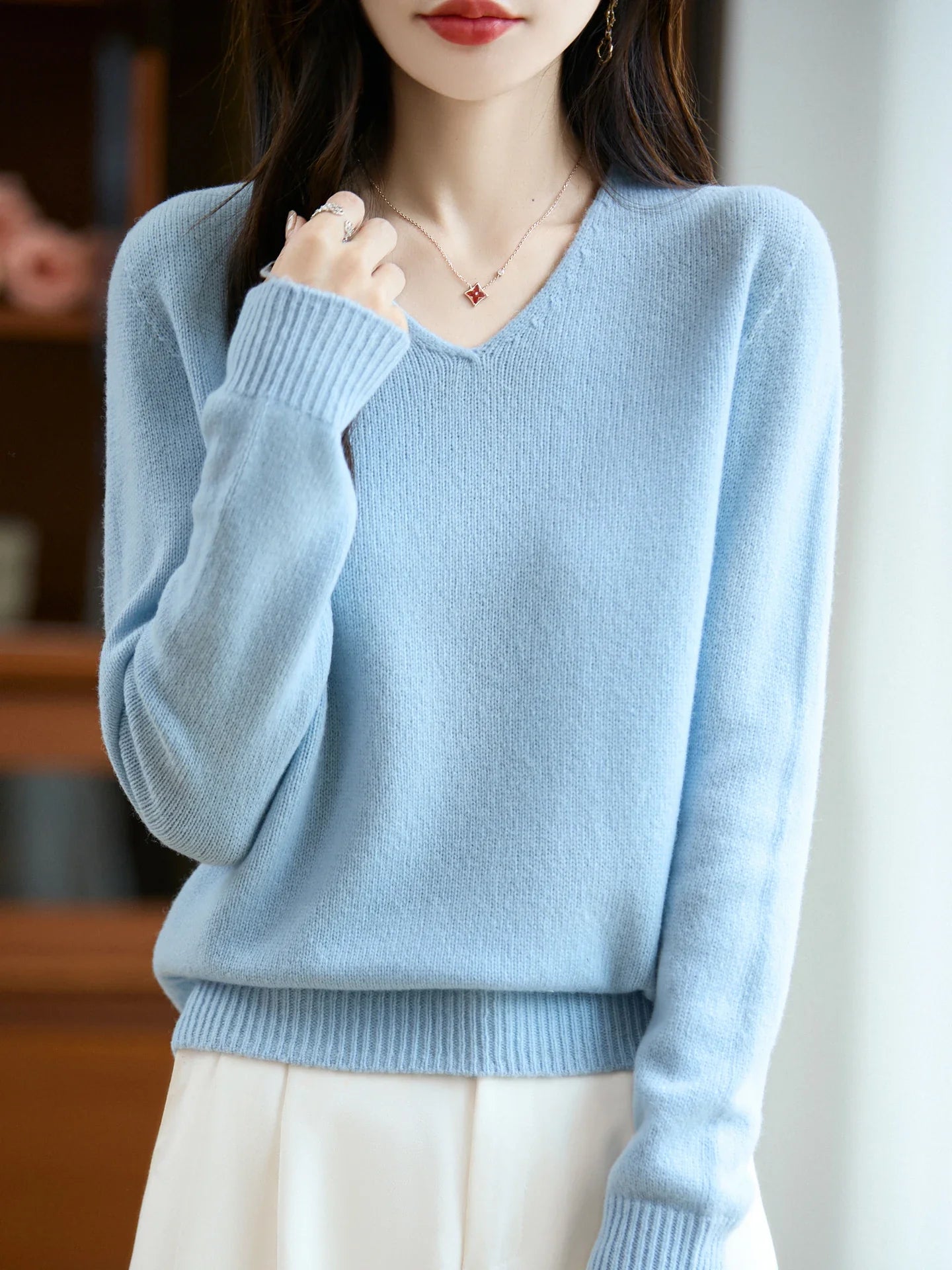 Lucie | Fine V-neck sweater in cashmere blend