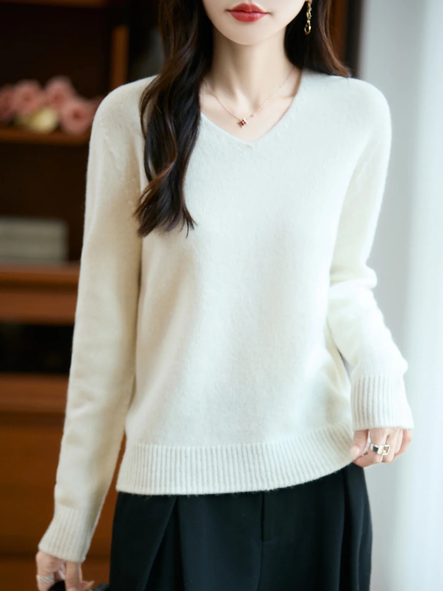 Lucie | Fine V-neck sweater in cashmere blend