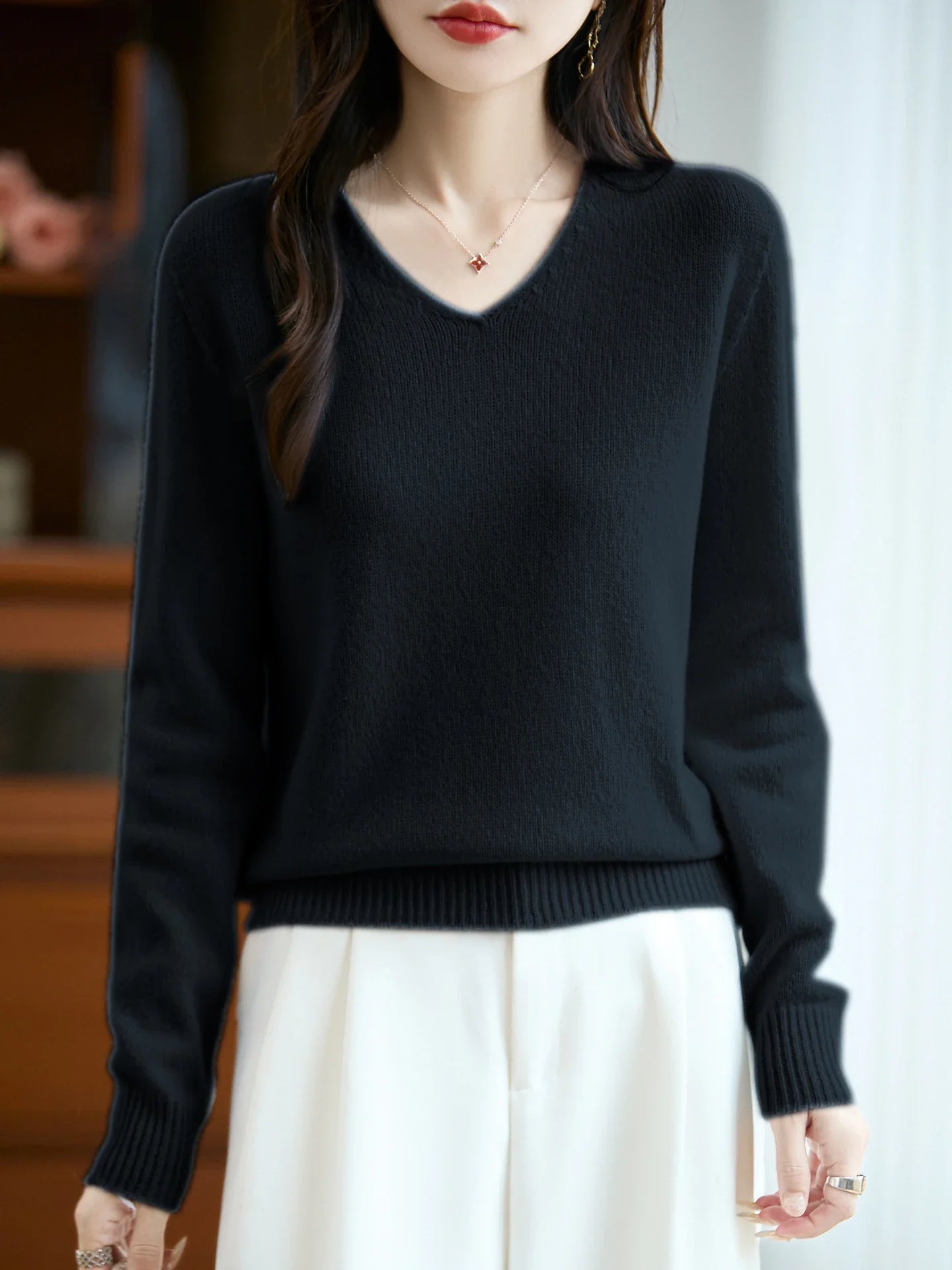 Lucie | Fine V-neck sweater in cashmere blend