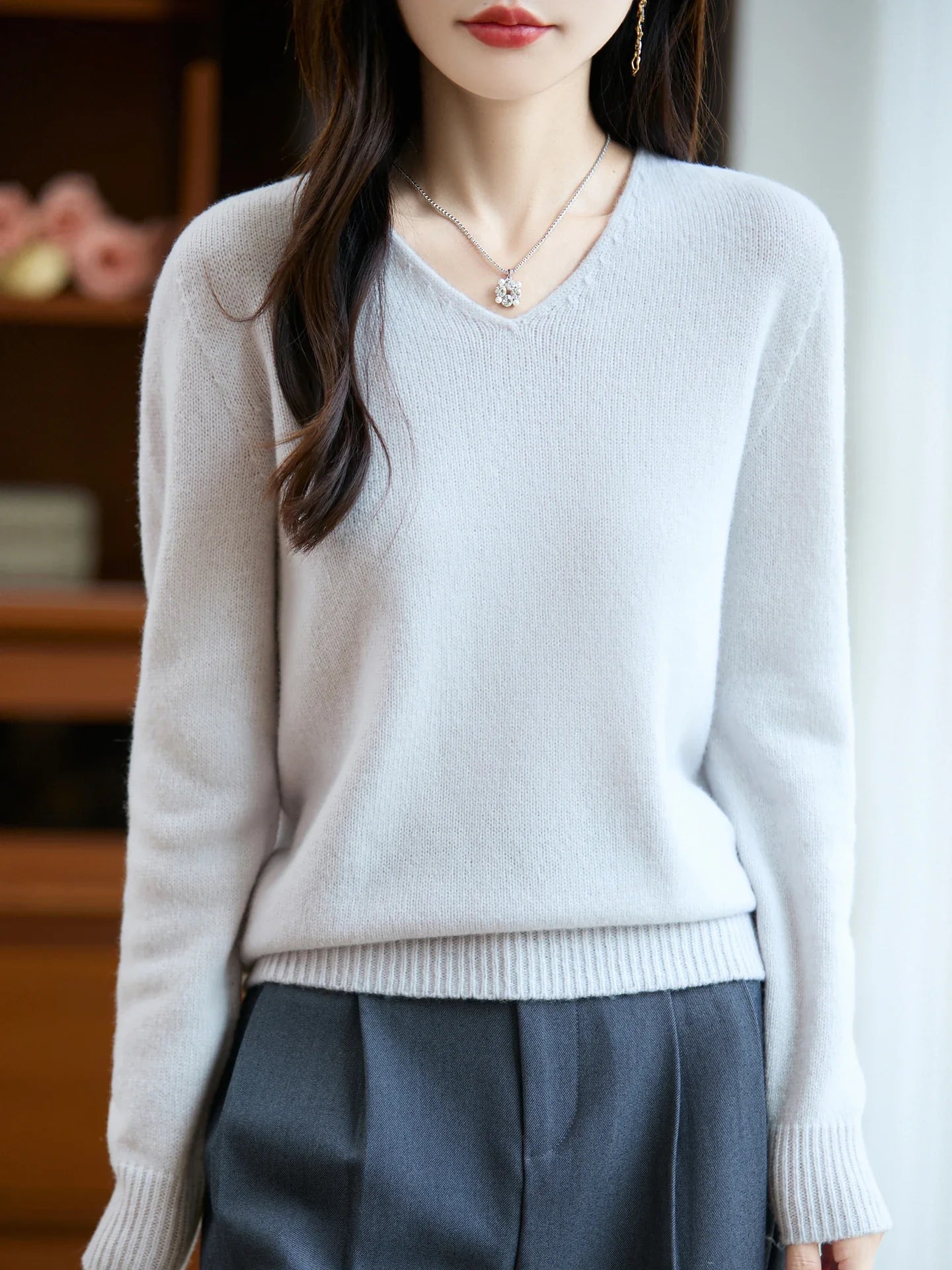 Lucie | Fine V-neck sweater in cashmere blend